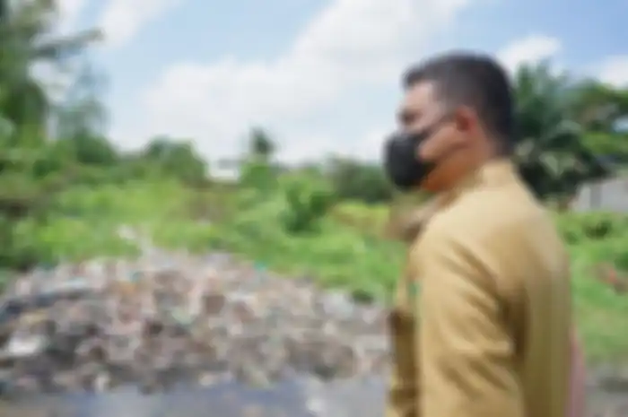 Wali Kota Medan Bobby Nasution saat meninjau kondisi sampah di Gang Kurnia, Kecamatan Medan Polonia, Medan. Bobby kena semprot Gubernur Sumatera Utara Edy Rahmayadi soal tempat isolasi untuk pendatang luar negeri.