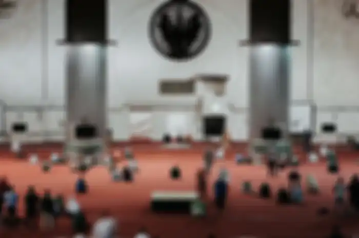 Meski Idul Fitri 2021 ada beberapa daerah memperbolehkan Shalat Idul Fitri tetapi harus menerapkan protokol kesehatan. Ini tata cara Shalat Id di rumah.