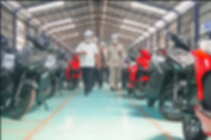 Moeldoko Cobain Langsung Naik Motor Listrik Gesits, Begini Komentarnya