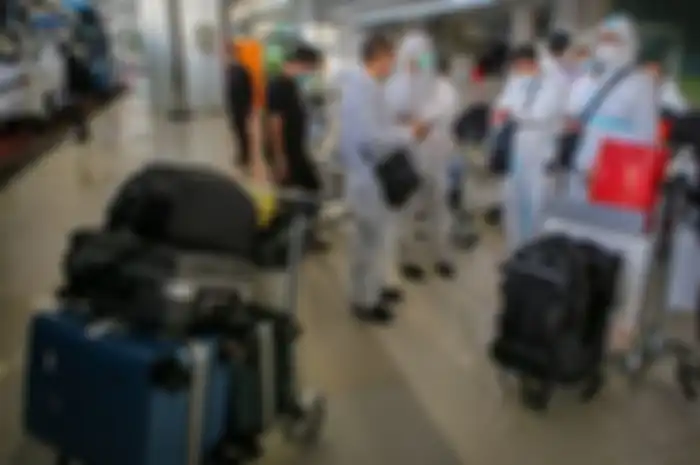 Sejumlah warga negara asing (WNA) dengan menggunakan baju hazmat tiba di Bandara Internasional Soekarno Hatta, Tangerang, Banten, Sabtu (2/1/2021). WNA China masuk Indonesia untuk kerja di proyek ini.