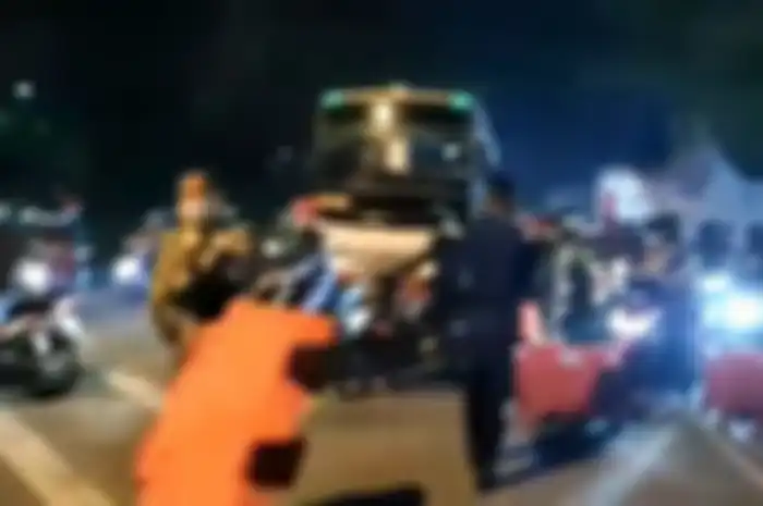 Rame-rame naik motor terobos penyekatan.