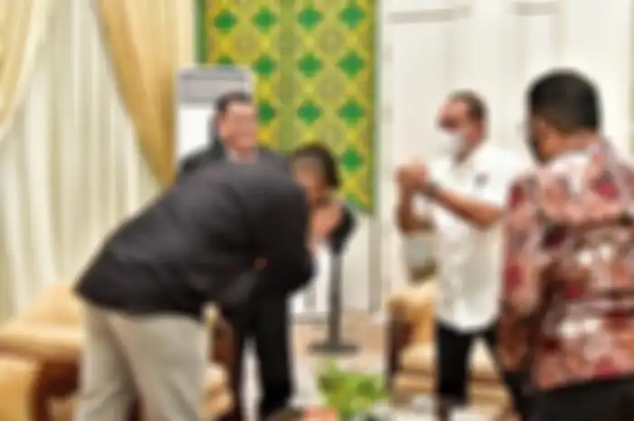 Wali Kota Medan Bobby Nasution saat bersilaturahmi dengan Gubernur Sumatera Utara Edy Rahmayadi. Perseteruan Bobby mirip Jokowi lawan Gubernur Jawa Tengah.
