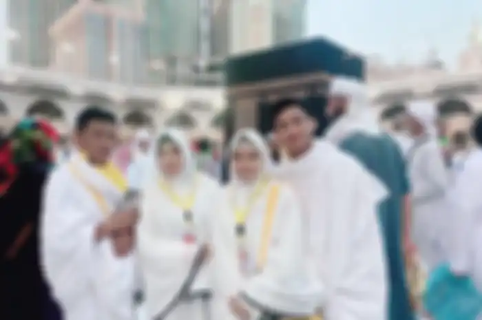Foto Aulia DA pakai hijab yang bikin adem saat bersama keluarganya di Tanah Suci Mekkah. Sukses jadi pedangdut, Aulia boyong keluarganya umrah.