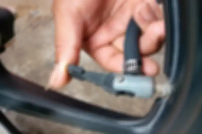 Ilustrasi isi angin. Ban tubeless diisi angin campur nitrogen bisa berbahaya, mitos atau fakta?
