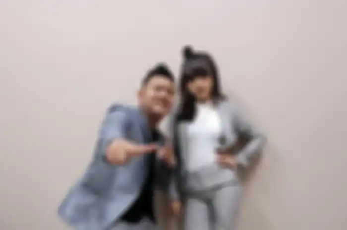 Chord gitar dan lirik lagu Satru - Denny Caknan feat. Happy Asmara. Foto mesra Denny Caknan dan Happy Asmara bikin baper. 