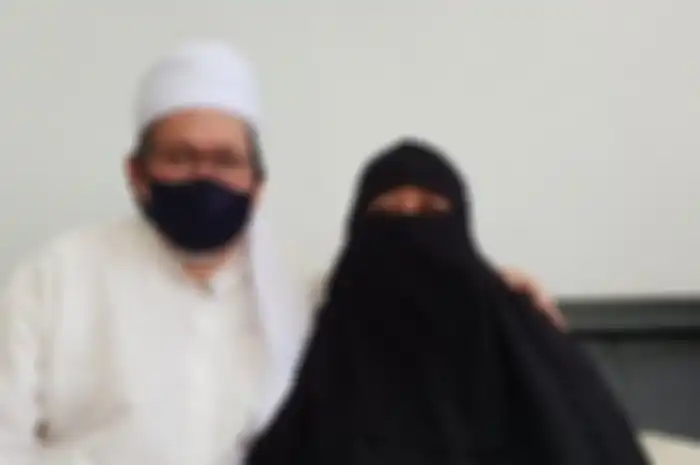 Ustaz Tengku Zulkarnain bersama istri. Tengku Zul meninggal dunia usai positif Covid-19. Ia pernah menyatakan baru mau bantu pemerintah jika Presiden Jokowi wafat.