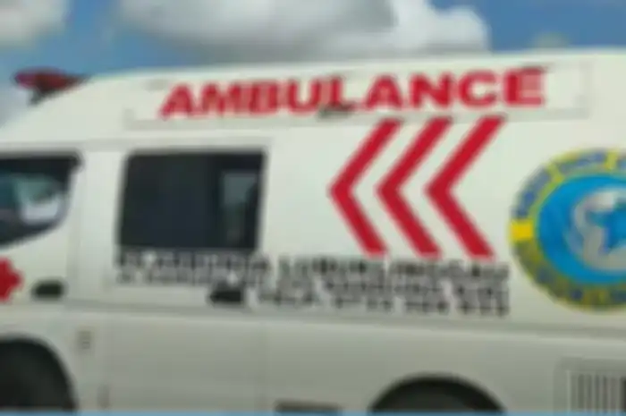 Ambulan yang diputar balik petugas atau polisi 