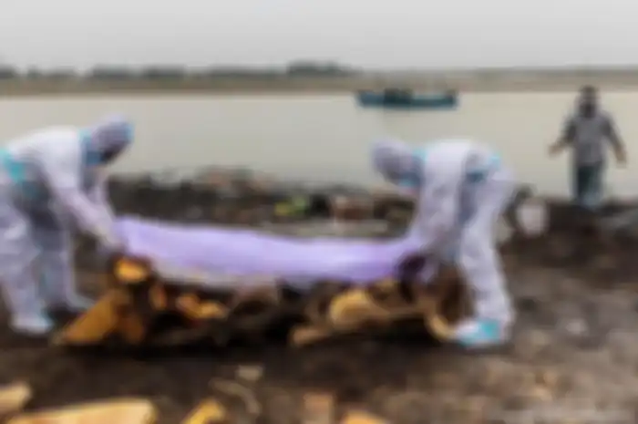 Banyak mayat korban Covid-19 diduga dibuang ke Sungai Gangga India.
