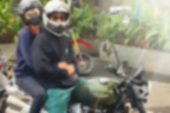 Billy Syahputra bersama Amanda Manopo naik motor Triumph Scrambler