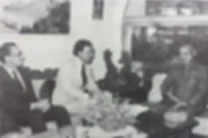 Menteri Luar Negeri AustraliaAndrew Peacock (tengah) dengan Presiden Soeharto (kanan) bertemu di Jakarta 1976 jadi bukti dukungan buta Australia ke Indonesia untuk mencaplok Timor Leste dan kalahkan Fretilin