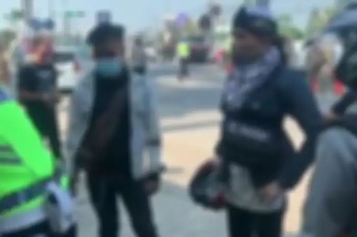 Viral di media sosial pemudik motor ogah disuruh putar balik malah pura-pura kesurupan.