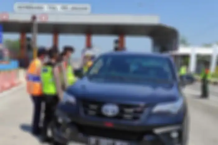 Petugas gabungan saat operasi penyekatan di Exit Tol Pejagan Brebes, Jawa Tengah, Selasa (11/5/2021). Berikut syarat keluar kota dengan kendaraan pribadi dan umum mulai 18 Mei 2021. 