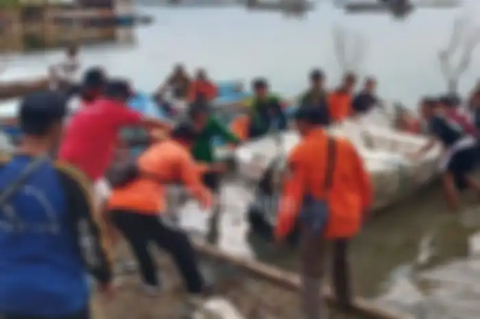 Ingin foto selfie dengan warung apung, perahu yang ditumpangi 20 wisatawan di Wadung Kedung Ombo di Boyolali terbalik pada Sabtu (15/5/2021). Wisata lebaran berujung pilu. 