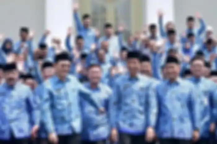 Presiden Jokowi saat bersama PNS. Rencananya, gaji ke-13 PNS 2021 akan cair pada bulan Juni. 
