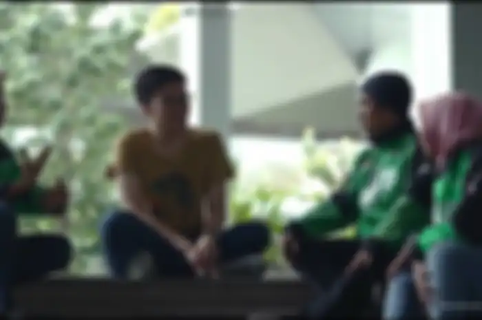 Kevin Aluwi, Co-Founder dan CEO Gojek bersama dengan mitra driver Gojek.