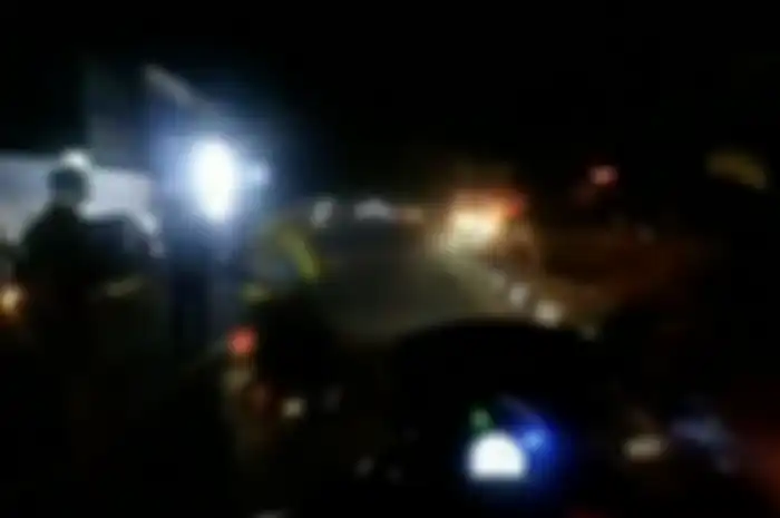 Balap liar cegat pemotor di jalanan.