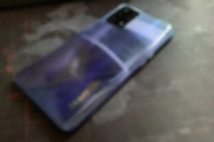 Panel belakang OPPO A74 varian biru malam