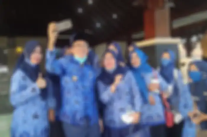 PNS yang baru dilantik swafoto bersama Bupati Pamekasan Baddrut Tamam di Mandhepa Agung Ronggosukowati, seusai acara pelantikan, Senin (5/10/2020). Gaji ke-13 PNS 2021 cair mulai 1 Juni, tanpa menyertakan tukin.