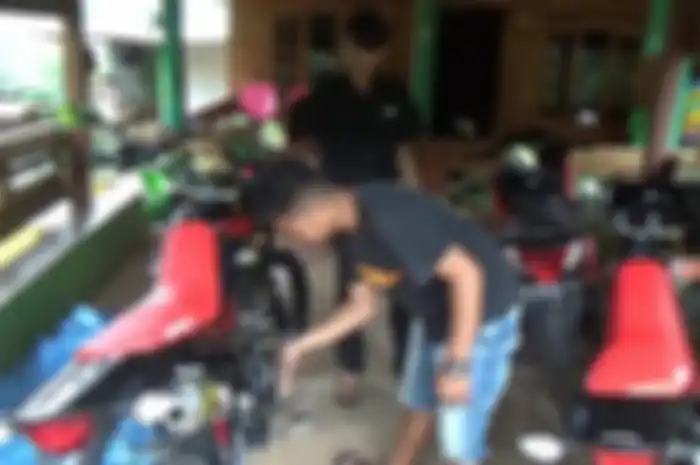 Satu kampung kaya mendadak, ratusan motor baru diborong.