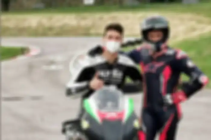 Video Andrea Dovizioso sudah latihan bareng aja nih sama pembalap tim Aprilia Racing Team Gresini, Lorenzo Savadori.