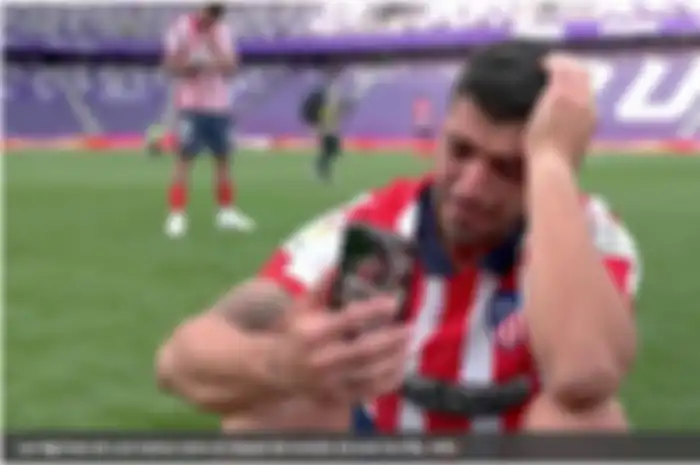 Striker Atletico Madrid, Luis Suarez, menangis usai juara Liga Spanyol 2020-2021.