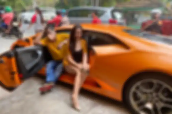 Foto Hotman Paris bersama cewek cantik. Hotman Paris mendadak mengunggah foto saat dirinya dikelilingi wanita berseragam rumah sakit (RS). 
