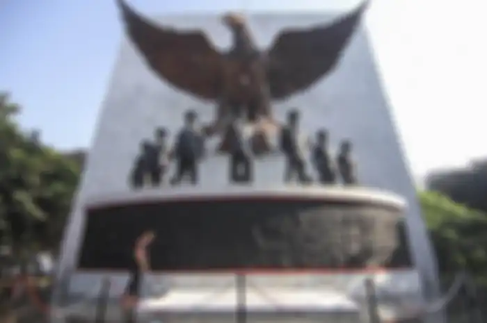 Petugas membersihkan area Monumen Pancasila Sakti di Lubang Buaya, Jakarta Timur, Rabu (30/9/2020). Makna dan arti 5 lambang Pancasila yang menjadi dasar negara Indonesia.