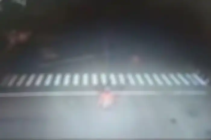 Viral, video Yamaha NMAX milik ojek online kena begal bersenjata tajam yang terjadi di Tugu Tani, Menteng, Jakarta Pusat, (7/5/2021).