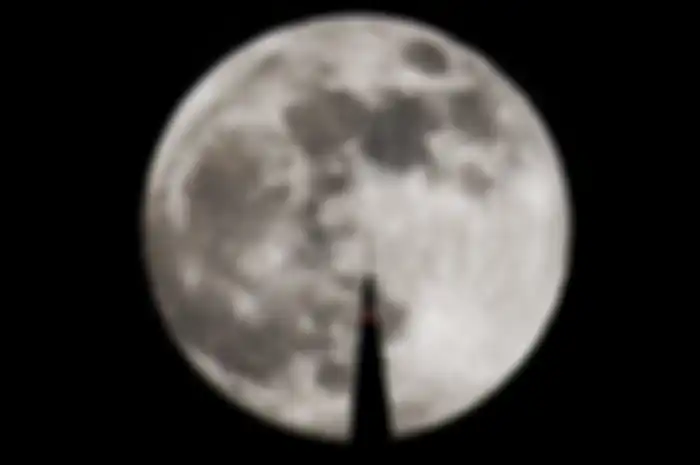 Foto menakjubkan menunjukkan Super Blood Moon raksasa bersinar di atas Kota New York Amerika Serikat.