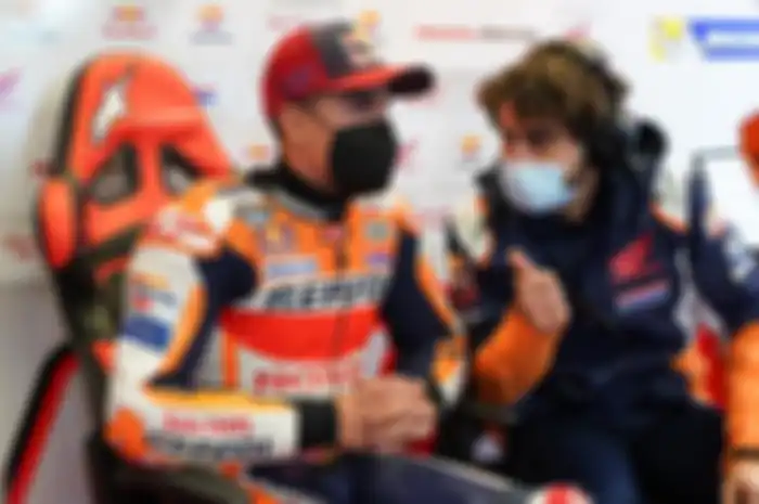 Pembalap MotoGP Marc Marquez (kiri) bersama crew chief Santiago Hernandez, bilang pesimis menghadapi MotoGP Italia 2021 di sirkuit MotoGP Mugello akhir pekan ini