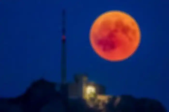 Fenomena langka, cara memotret Super Blood Moon dengan HP atau ponsel kita. Perhatian tips mudahnya.