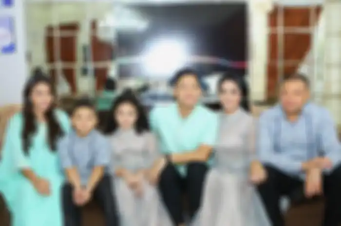 Krisdayanti menuding Anang Hermansyah membanjiri Aurel dengan kemewahan, sikap sang diva saat video putri sulungnya trending disorot.