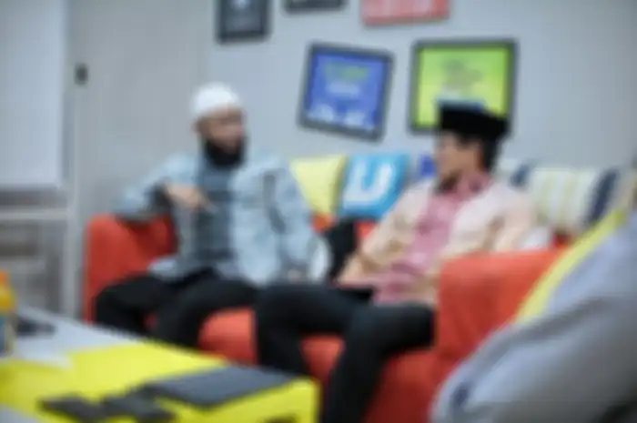 Foto Ustaz Khalid Basalamah saat bersama Sandiaga Uno. Profil Ustaz Khalid Basalamah yang menyarankan supaya tak menyanyikan lagu Indonesia Raya. 