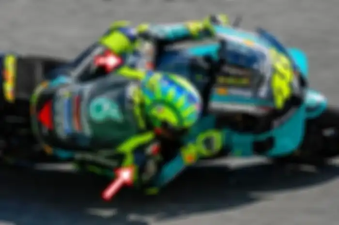 Ada bantalan plastik di wearpack Dainese Valentino Rossi saat MotoGP Italia 2021