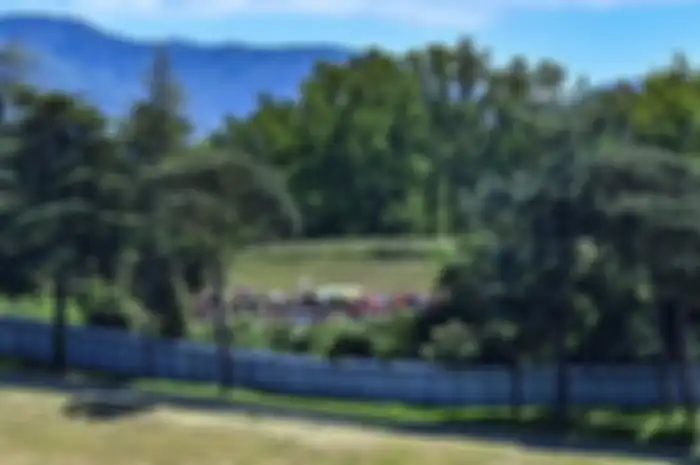 Terciduk, ada penonton yang memaksa untuk menyaksikan jalannya balap di sirkuit Mugello saat MotoGP Italia 2021.