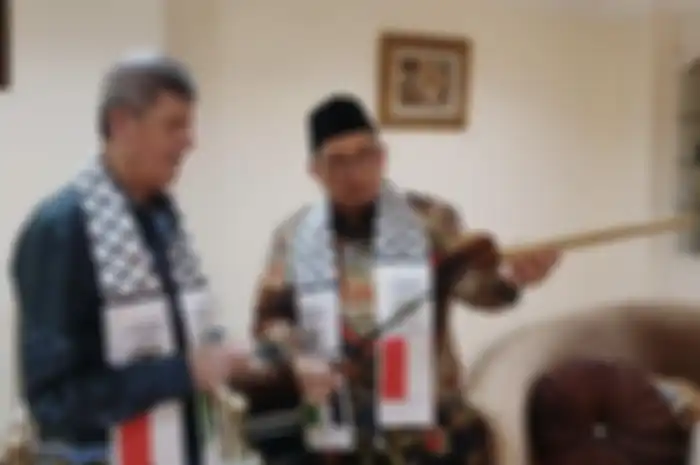 Fadli Zon saat bersama Duta Besar Palestina. Fadli Zon positif Covid-19 usai menerima 2 kali suntikan vaksin Corona pada Maret Lalu. 