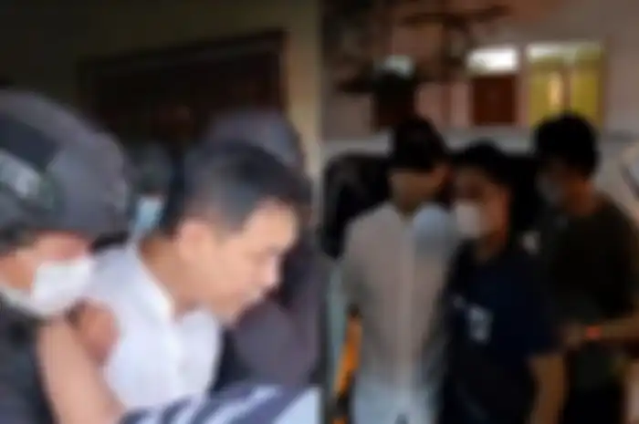 Kabar Munarman lumpuh karena dianiaya polisi di dalam penjara viral. Pengacara Munarman ungkap fakta sebenarnya. 