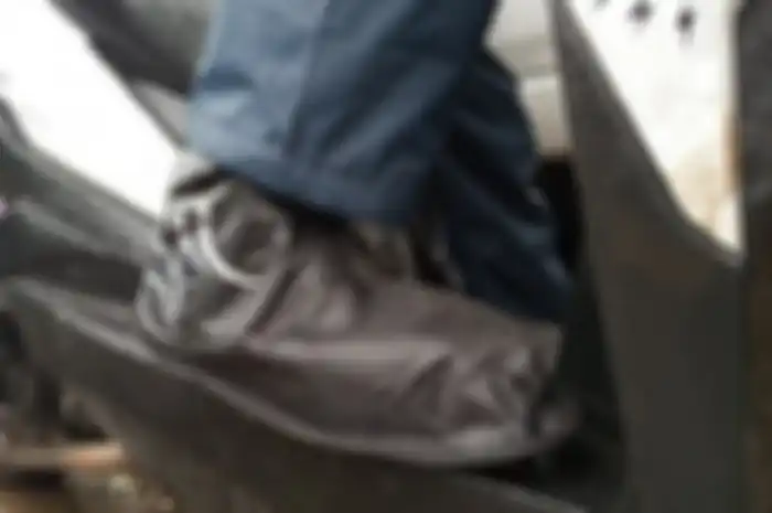 Simak nih, pakai cover sepatu saat hujan bisa bikin celaka?
