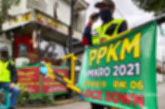 Petugas keamanan mencatat identitas pengendara yang masuk kawasan permukiman di RW 06, Jalan Sekelimus, Kelurahan Batununggal, Kecamatan Bandung Kidul, Kota Bandung, Jawa Barat, Kamis (18/2/2021). Indonesia kembali menerapkan PPKM Mikro 1-14 Juni.