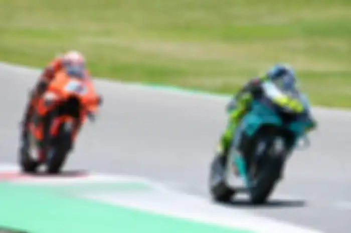 Pembalap MotoGP ini gak kalah dari pembalap yang podium di MotoGP Italia 2021. Valentino Rossi (kanan); Iker Lecuona (kiri) dan Danilo Petrucci jadi pembalap paling progresif penampilannya berhasil merangsek 9 posisi 
