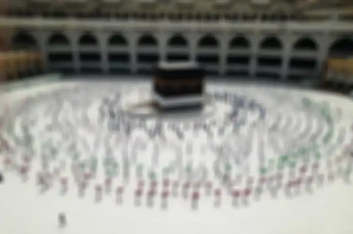 Ratusan jemaah mengelilingi Kabah di Masjid al-Haram, dengan tetap menjaga jarak untuk melindungi diri mereka dari virus corona jelang ziarah haji di kota suci Muslim Mekah, Arab Saudi, Rabu, 29 Juli 2020. 