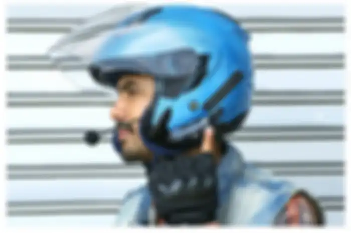 IT Intercom Bluetooth Headset saat dipakai dengan helm