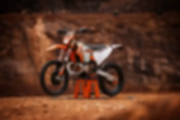 Wuih, KTM rilis motor enduro 2-tak edisi spesial, begini tampangnya.