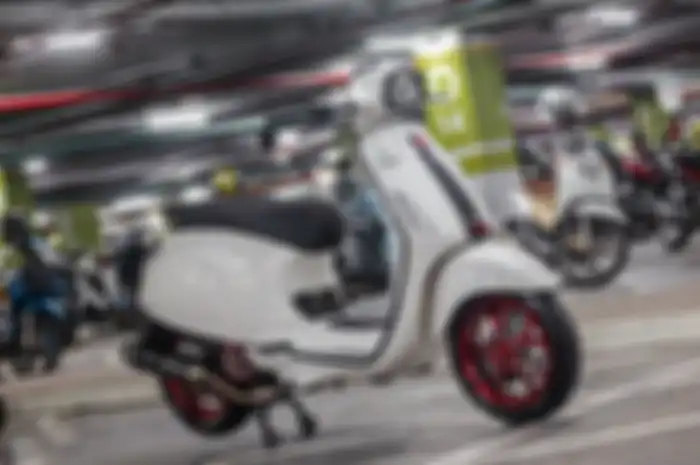 Maksimal di kaki-kaki dan aksesoris, modifikasi Vespa Sprint ini tampil proper.