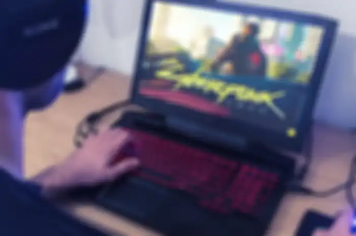 Ilustrasi bermaingame Cyberpunk 2077 di laptop gaming