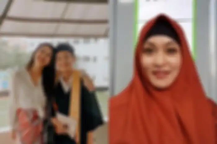 Melalui foto unggahan sang kakak, anak bungsu Angelina Sondakh, Keanu Massaid berhasil lulus sekolah dasar atau SD.