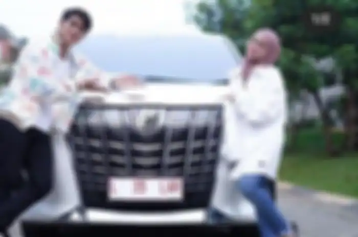 Rizky Billar dan Lesti Kejora diketahui menerima kado lamaran berupa mobil Toyota Alpard.