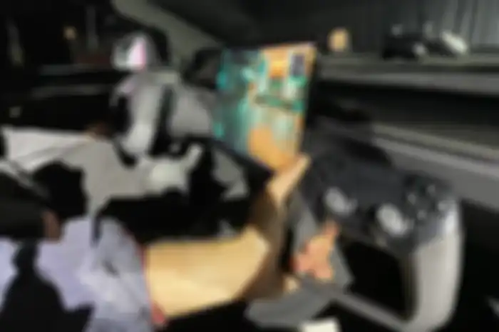 Ilustrasi bermain Cyberpunk 2077 di mobil Tesla model S Plaid