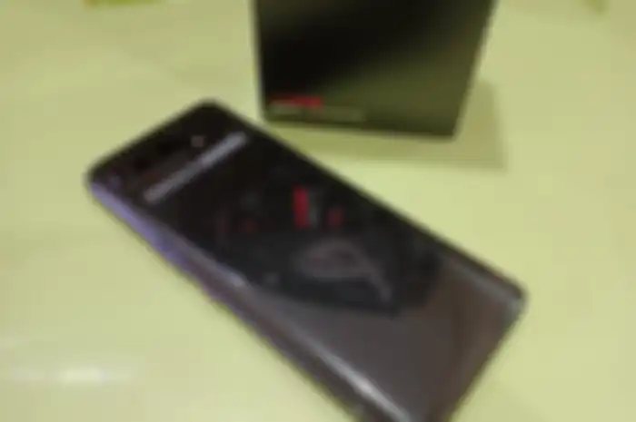 Unboxing ASUS ROG Phone 5 yang hadir hari ini (14/6) di Indonesia