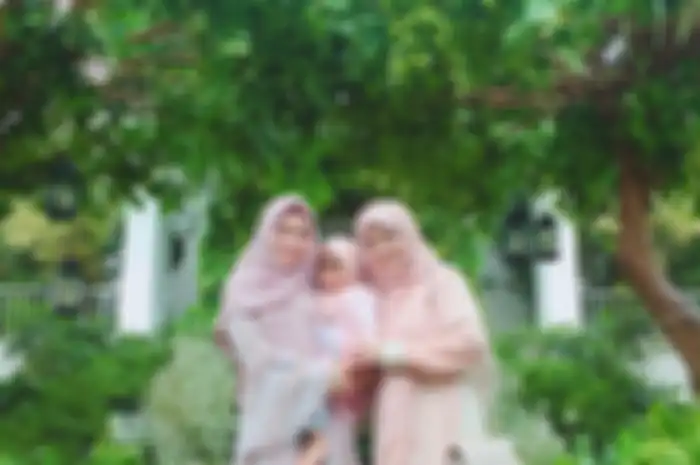 Potret kedekatan Ghaida Tsurayya dengan Teh Ninih yang sudah jarang terjadi. Putri sulung Aa Gym dituding membentak Teh Ninih di masjid. 